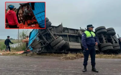 Volcó un camión en Ruta Nacional 12 y decenas de personas ayudaron a recuperar la carga