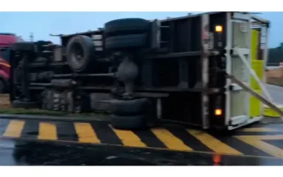 Autovía 14: Volcó un camión con acoplado a la altura de Colonia Racedo