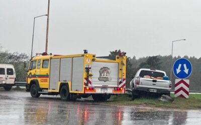 Una camioneta impactó violentamente contra un guardarraíl en la Autovía 14