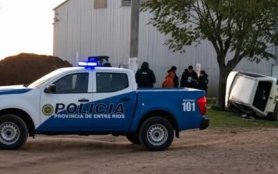 Un auto volcó e impactó contra un árbol en Chajarí: El conductor iba alcoholizado