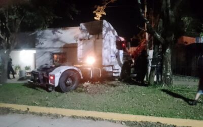 Tremenda colisión de un camión contra un árbol y el ingreso a una vivienda en Chajarí: El conductor estaba alcoholizado