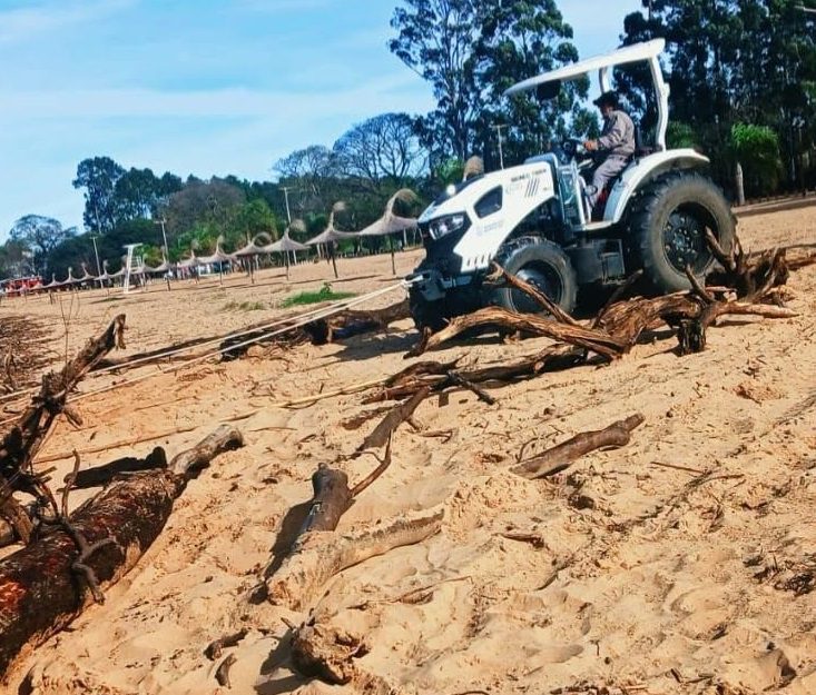 Tras la creciente del río Uruguay, el Municipio de Santa Ana trabaja en la limpieza de playas