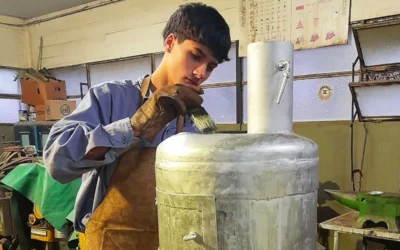 Estudiantes de escuela técnica fabrican salamandras con materiales reciclados para donar a familias