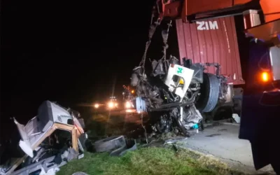 Choque entre camiones en la Autovía 14: una cabina quedó totalmente destruida