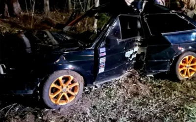 Auto despistó y chocó contra árboles en zona Lago Salto Grande: rescataron a dos personas y las hospitalizaron