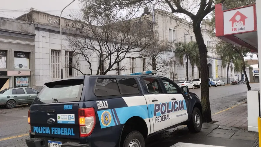 Causa por narcotráfico: La Policía Federal allana en Chajarí la casa del exsubjefe de Policía de Entre Ríos, Juan Ramón Rosatelli, y detuvieron a su hijo en Paraná