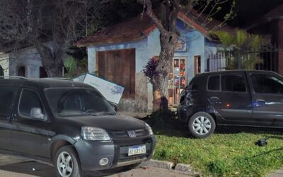 Descontrol en Chajarí: Auto chocó violentamente contra una camioneta estacionada, un árbol y un cartel
