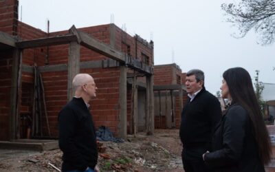 Zanandrea recibió al presidente del IAPV en Santa Ana y recorrieron las viviendas que construye el municipio