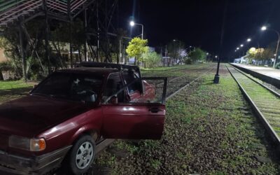 Insólito: Un hombre alcoholizado transitó con su auto por las vías del ferrocarril en Chajarí