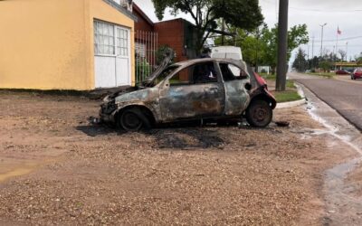 Dos autos incendiados en la tormentosa madrugada en Concordia