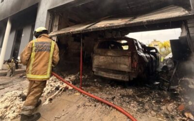 Voraz incendio destruyó dos vehículos y dañó el frente de una casa